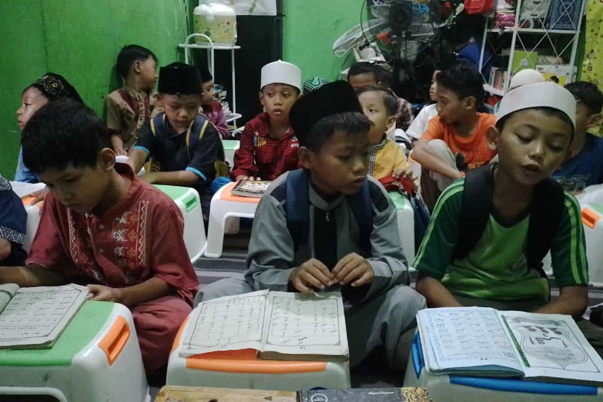 Hujan, Anak-anak Penuh Mengaji di Rumah Qur'an Al-Kayyis