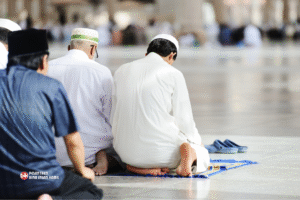 Haruskah Ikut Imam Yang Kelebihan Raka’at